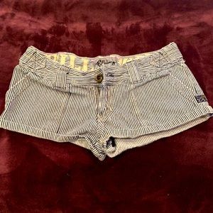 Low-rise, Billabong, button pocket short shorts